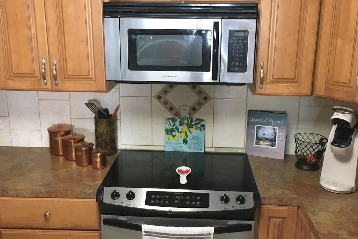 comfort apartment, 1 bedroom, private bathroom | private kitchen | fridge, microwave, stovetop, coffee/tea maker