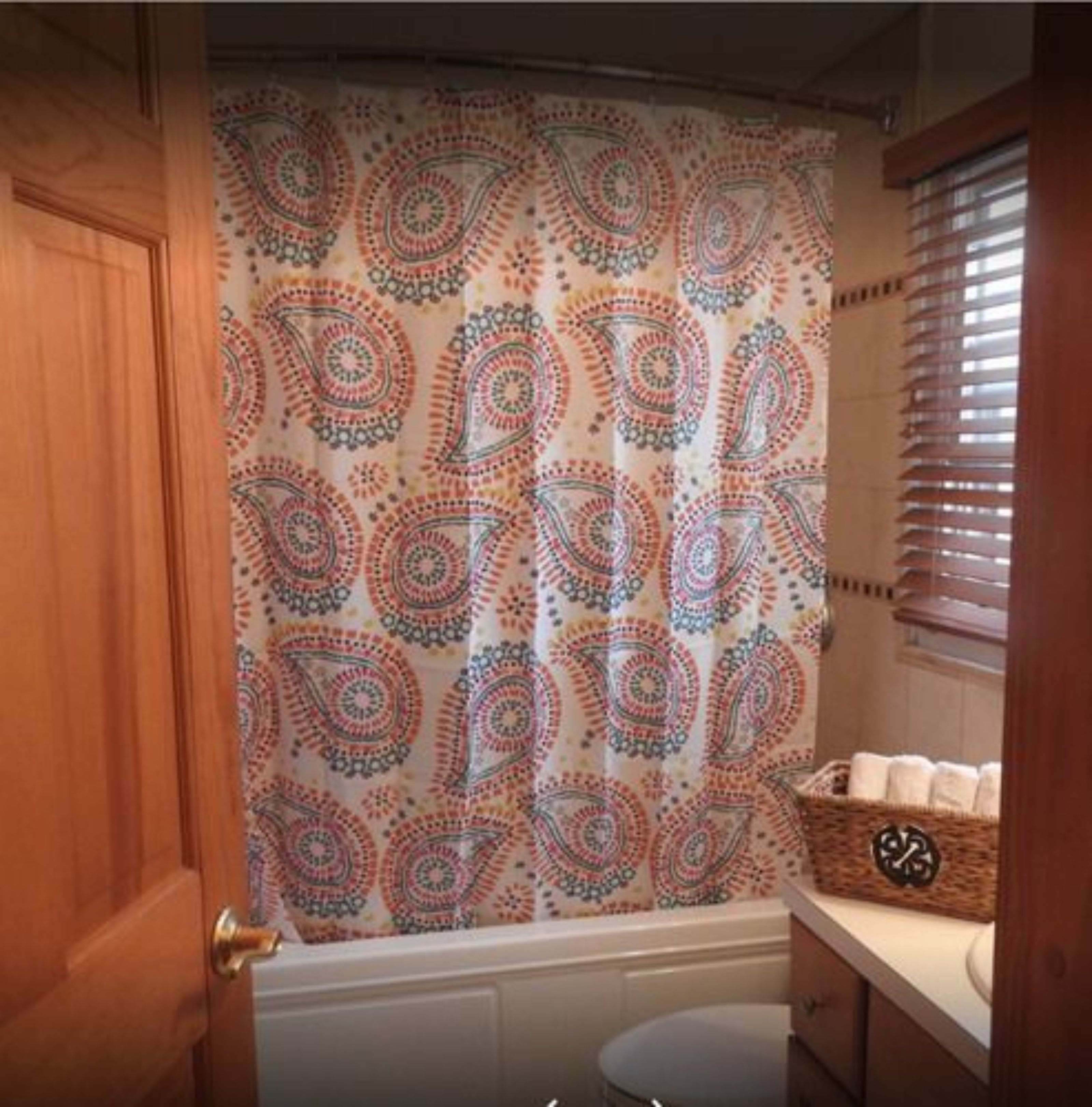 combined shower/bathtub, deep-soaking bathtub, hair dryer, towels