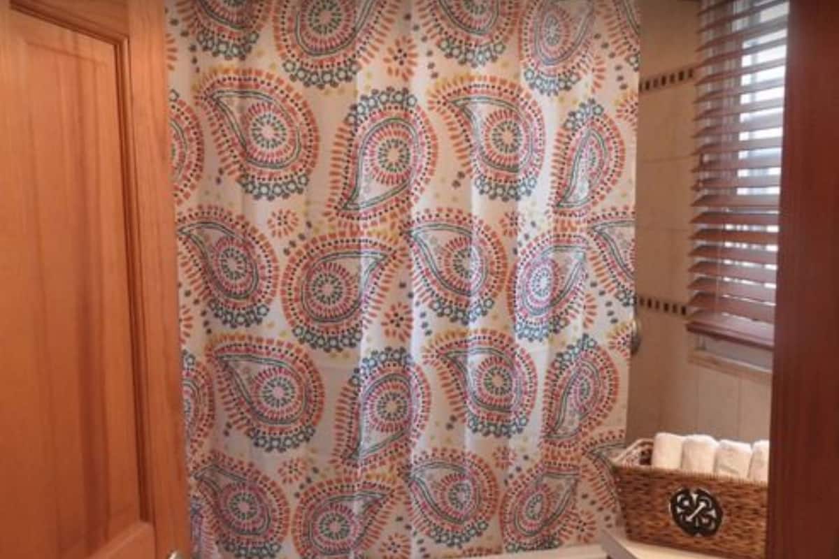 combined shower/bathtub, deep-soaking bathtub, hair dryer, towels