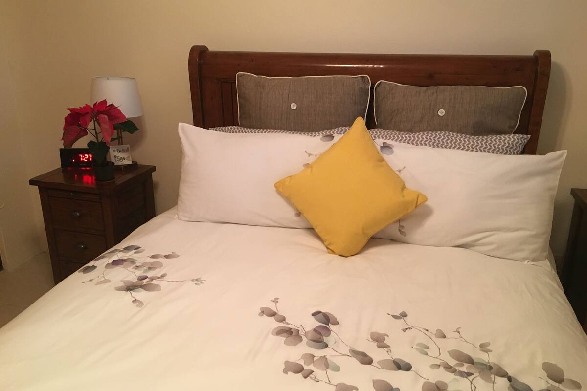 1 bedroom, desk, iron/ironing board, free rollaway beds
