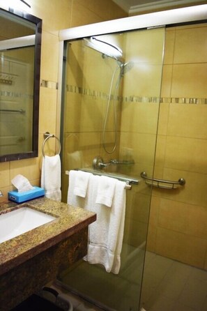 Condo | Bathroom | Shower, hair dryer, towels - Aruba Pearl 10A (Oranjestad)