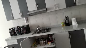 Penthouse Confort, 2 chambres, non-fumeurs, rez-de-chaussée | Cuisine privée | Réfrigérateur, micro-ondes, cuiseur de riz