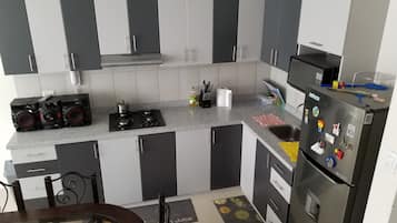 Penthouse Confort, 2 chambres, non-fumeurs, rez-de-chaussée | Coin cuisine privé | Réfrigérateur, micro-ondes, cuiseur de riz