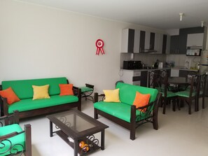 คอมฟอร์ทเพนท์เฮาส์, 2 ห้องนอน, ปลอดบุหรี่, ชั้นล่าง | บริเวณนั่งเล่น | ทีวีจอแบน 40 นิ้ว พร้อมช่องเคเบิล, ทีวี