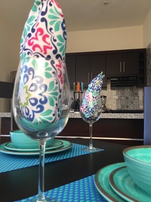 Suite – premium, 1 kingsize-seng, kjøkken | Spiseområde på rommet