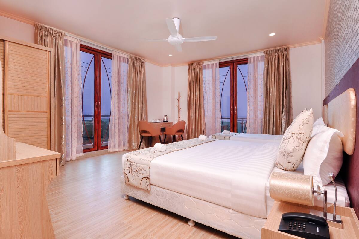 Deluxe Double Room, 1 Bedroom, City View | Minibar, in-room safe, desk, blackout drapes