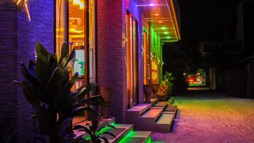 Façade de l’hébergement - soirée/nuit