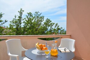 Apartamento com design assinado, 2 quartos, terraço, vista para o mar | Vista do quarto