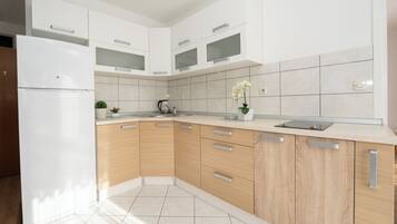 Appartamento Signature, 2 camere da letto, terrazzo, vista mare | Cucina privata | Frigorifero, piano cottura, bollitore elettrico