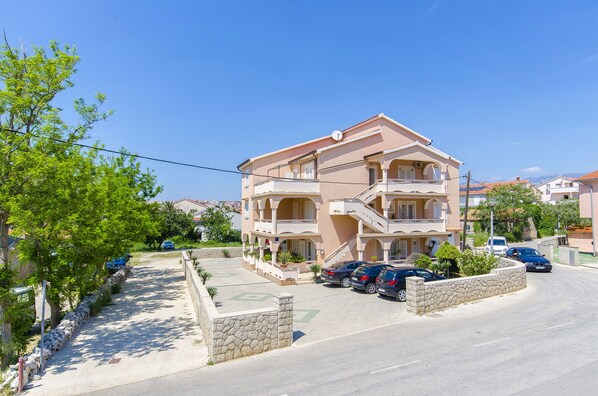 Front of property - Apartments Biserka (Novalja)