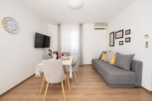 Signature Apartment, 2 Bedrooms, Terrace, Sea View | Living area | 80-cm Smart TV with satellite channels, TV - Apartments Biserka (Novalja)