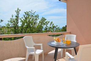 Signature-Apartment, 2 Schlafzimmer, Terrasse, Meerblick | Terrasse/Patio