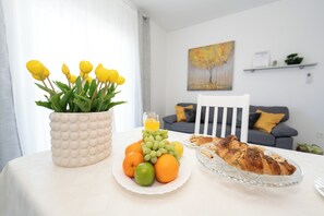 Premium-Apartment, 1 Schlafzimmer, Terrasse | Essbereich im Zimmer