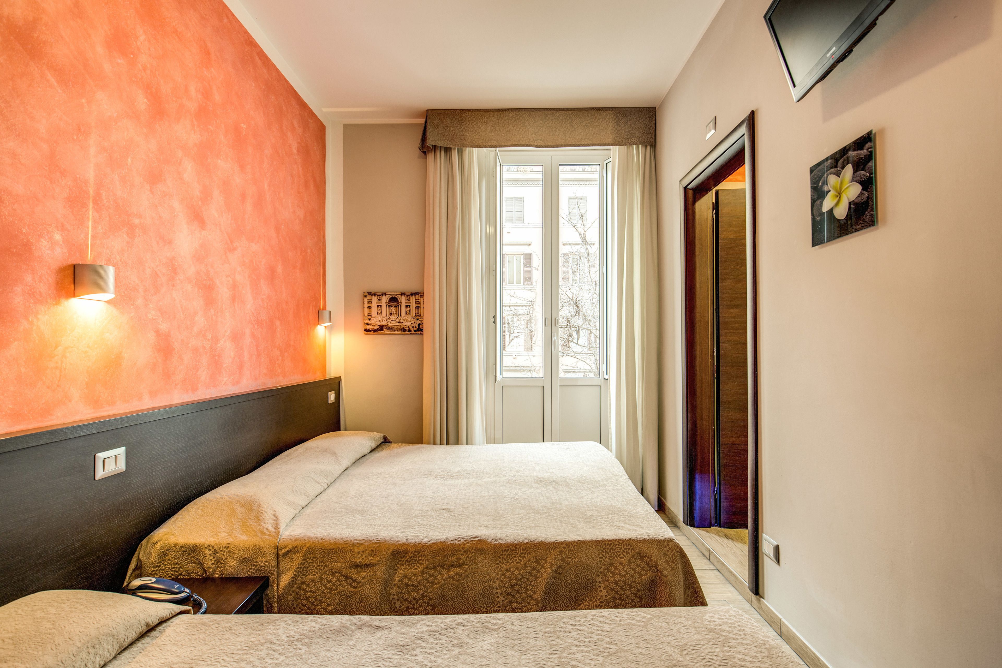 三人房 | 迷你吧、客房内保险箱、办公桌、隔音