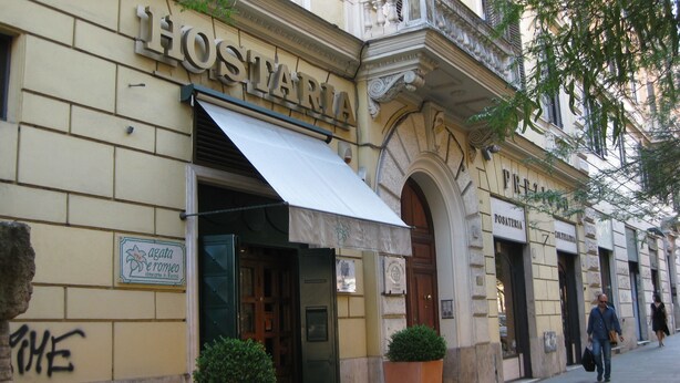 A building with a sign reading "HOSTARIA" and another sign for "POSATERIA". - Buonarroti Suite (Rome)