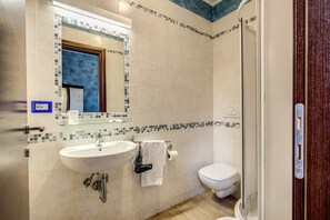 Single Room | Bathroom | Shower, free toiletries, hair dryer, bidet - Buonarroti Suite (Rome)
