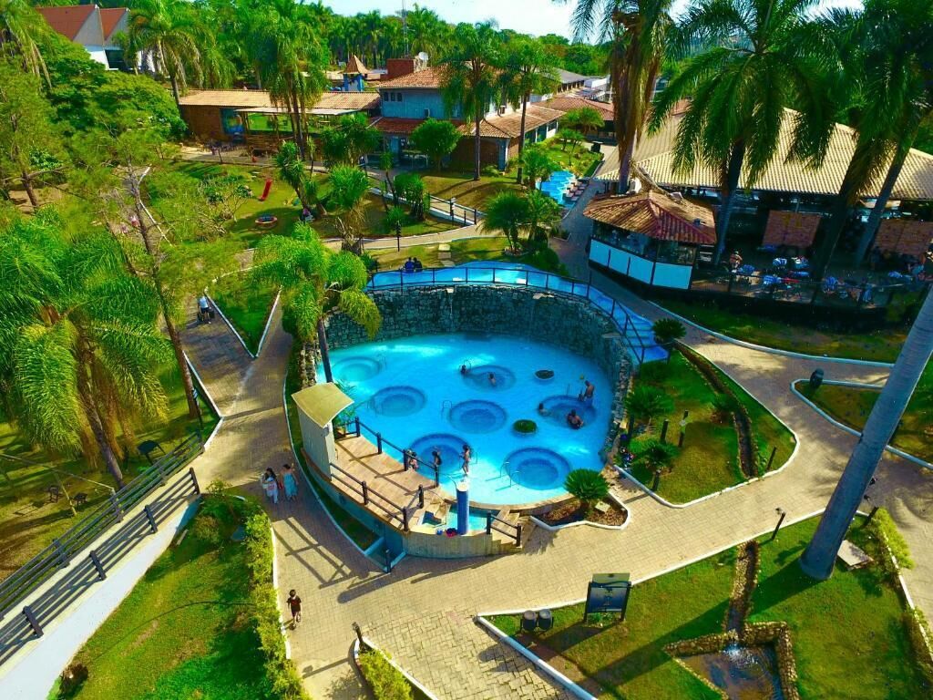 Piscine couverte, piscine extérieure, chaises longues