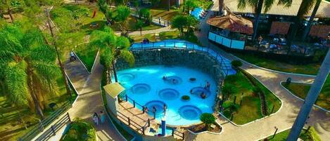 Piscine couverte, piscine extérieure, chaises longues