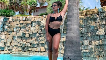 Piscine couverte, piscine extérieure, chaises longues