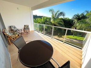 Suíte premium com Varanda | Living area | 25-inch TV with cable channels - Village Resort (Jaboticatubas)