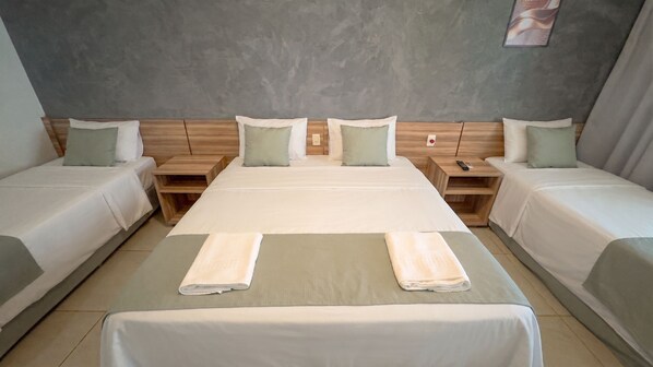 Premium suite | Badkamer | Een douche, gratis toiletartikelen, handdoeken