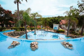 Indoor pool, outdoor pool, sun loungers - Village Resort (Jaboticatubas)