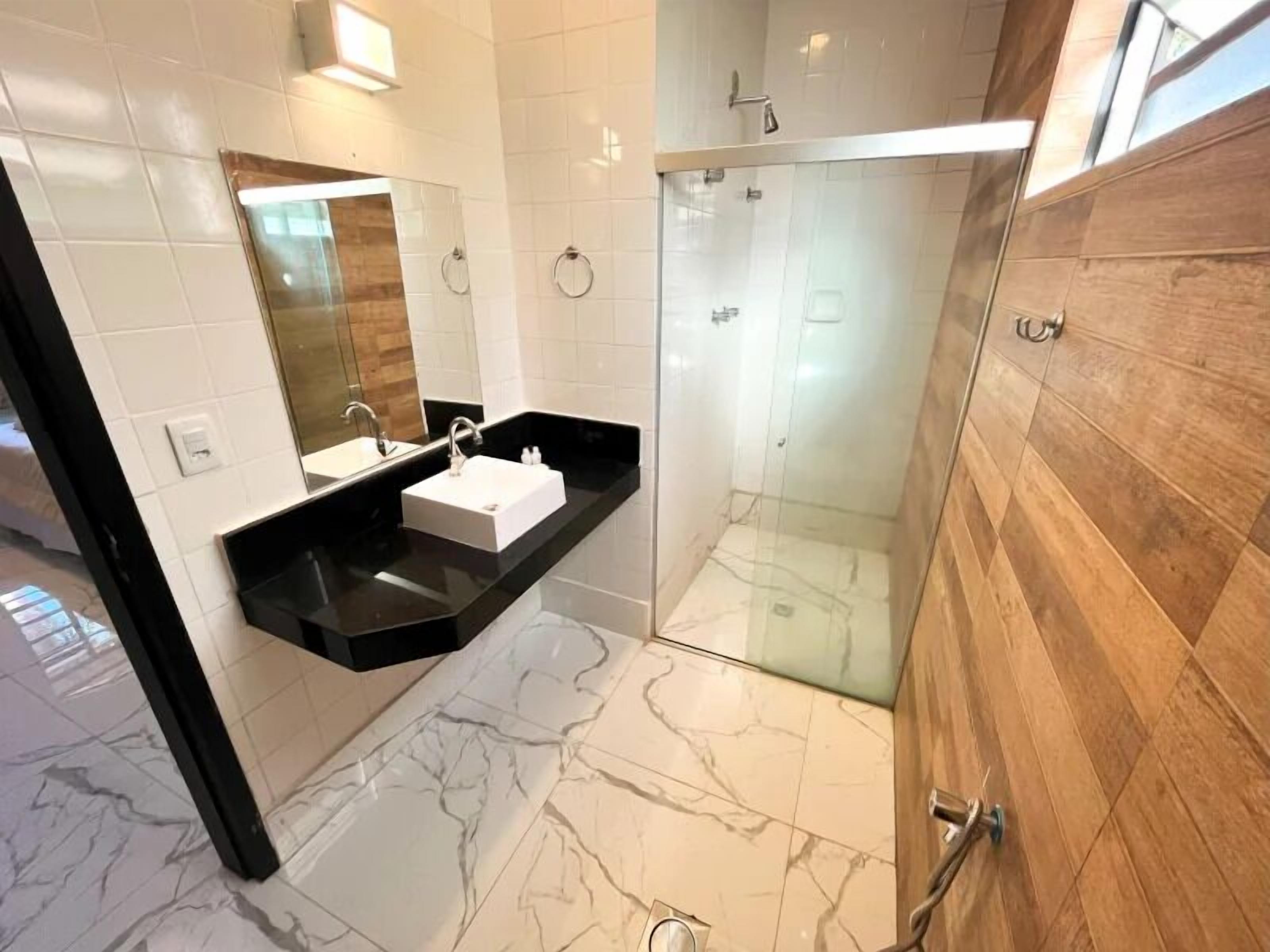 Standardzimmer | Badezimmer | Dusche, kostenlose Toilettenartikel, Handtücher