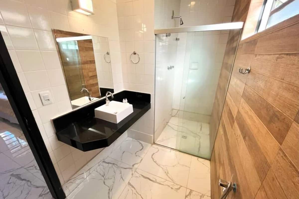 Standardzimmer | Badezimmer | Dusche, kostenlose Toilettenartikel, Handtücher