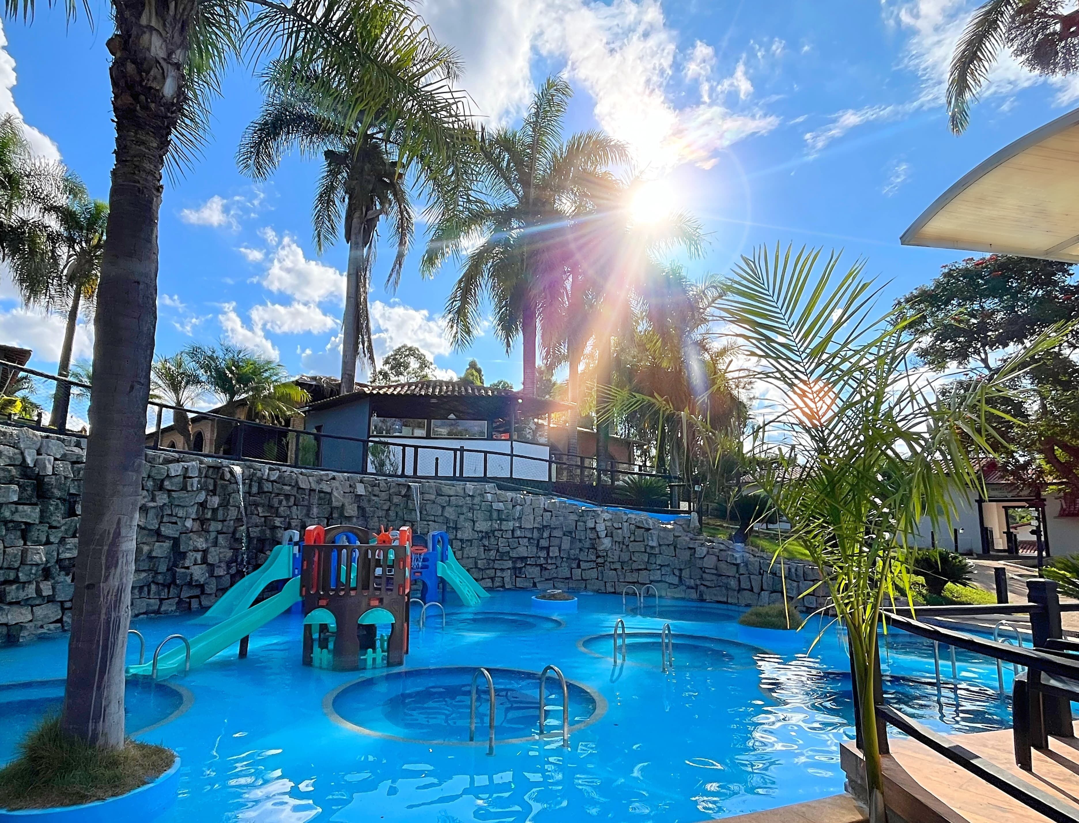 Una piscina cubierta, una piscina al aire libre, tumbonas