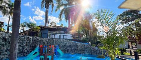 Piscine couverte, piscine extérieure, chaises longues