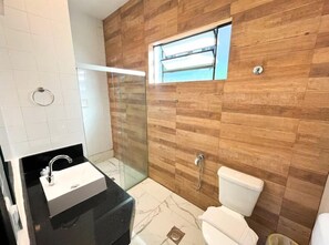 Standardzimmer | Badezimmer | Dusche, kostenlose Toilettenartikel, Handtücher