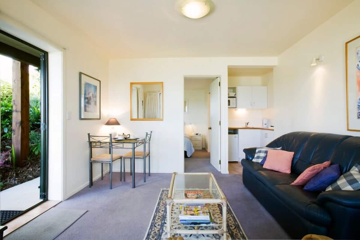 Apartamento, 1 cama King, vista para o mar (Figtree Apartment) | Área de estar | TV de tela plana 32 polegadas com canais via satélite, TV, DVD player