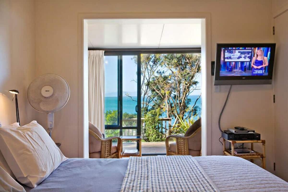 Estúdio luxo, 1 cama King, vista para a praia | Roupas de cama premium, escrivaninha, cortinas blackout