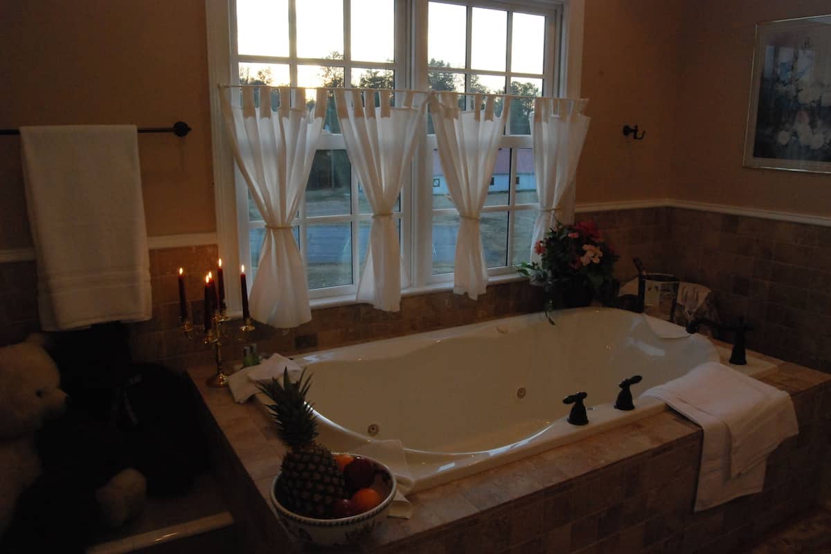 King Bed with Adjacent Private Jacuzzi Room, Overlooking Pastures