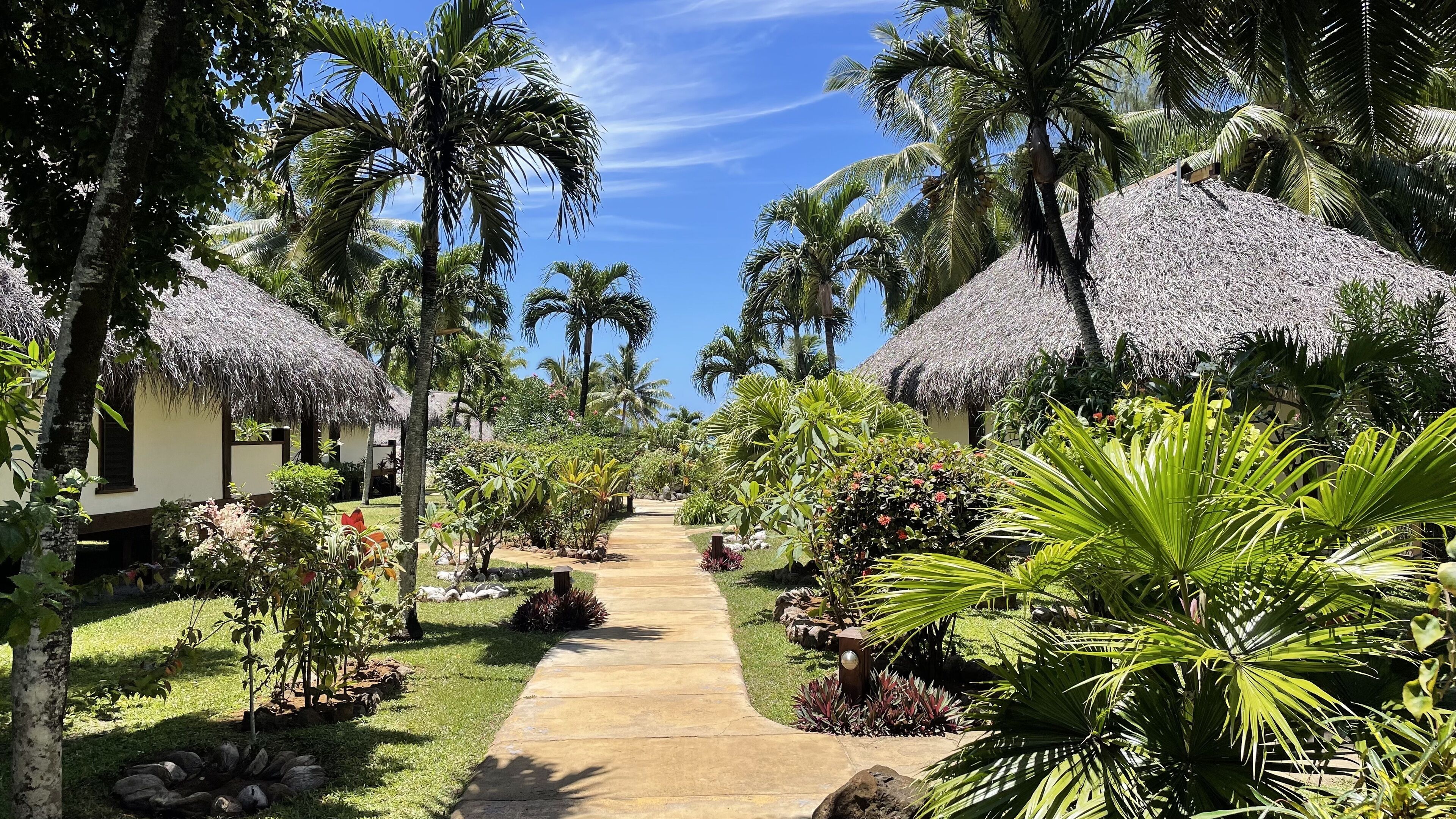 Villa, vista giardino | Una cassaforte in camera, una scrivania, ferro/asse da stiro