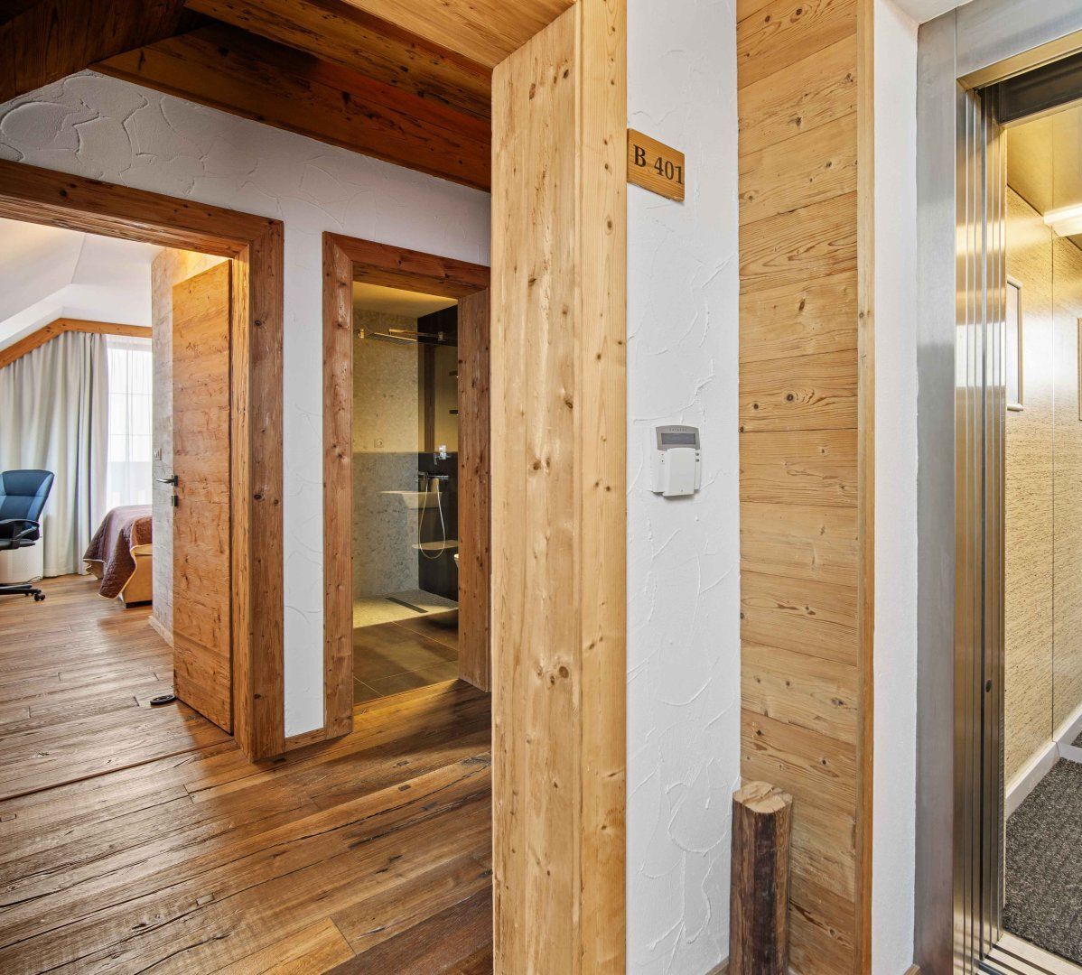 Un intérieur en bois avec une plaque indiquant « B 401 ».