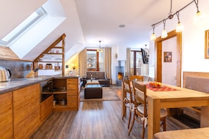 Deluxe-Apartment, 2 Schlafzimmer, Bergblick (in Residence Building) | Wohnzimmer