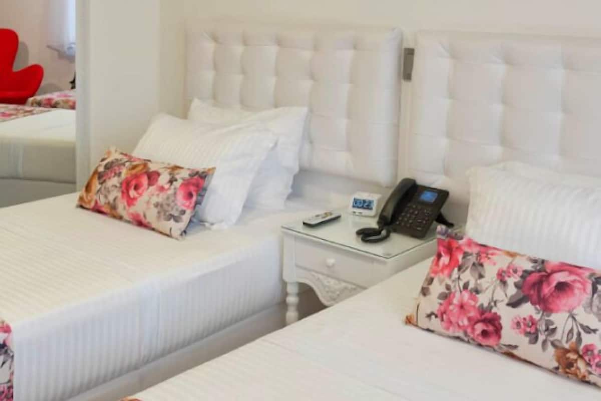 Deluxe Twin Room | Peti besi dalam bilik, meja, Wi-fi percuma
