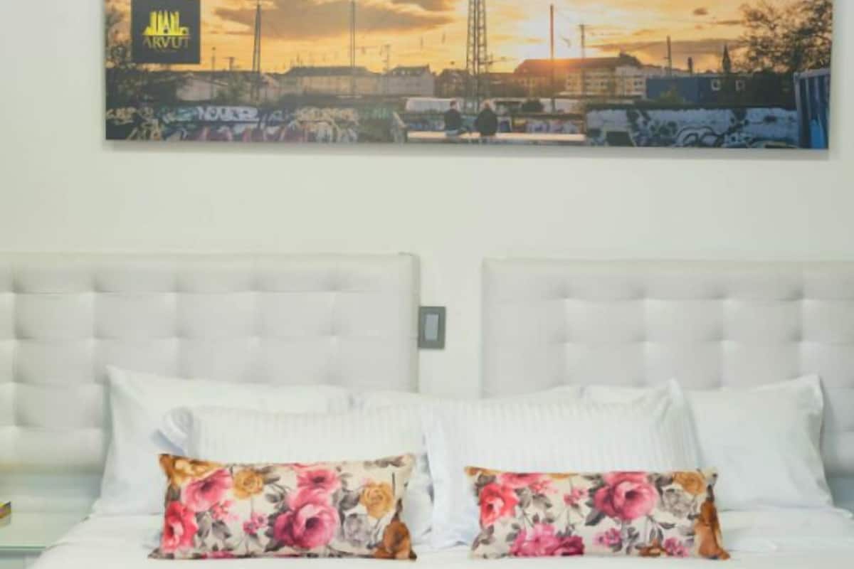 Deluxe Single Room | Peti besi dalam bilik, meja, Wi-fi percuma
