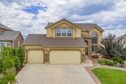 Desirable & Spacious. Mt Views, Grill, Deck & Yard. Walk to Coffee & Ice Cream!