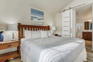 5 soverom, skrivebord, strykejern/-brett og reiseseng for barn