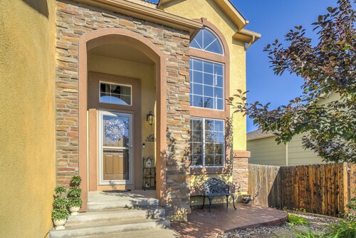 Desirable & Spacious. Mt Views, Grill, Deck, Fire Pit & Yard. Walk to Coffee!!