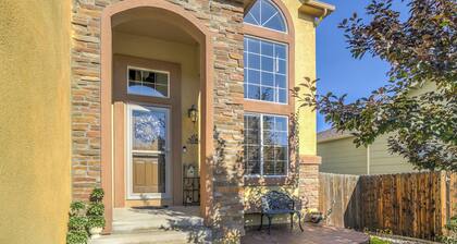 Desirable & Spacious. Mt Views, Grill, Deck, Fire Pit & Yard. Walk to Coffee!!