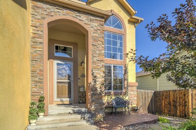 Desirable & Spacious. Mt Views, Grill, Deck, Fire Pit & Yard. Walk to Coffee!!