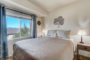 5 bedrooms, desk, iron/ironing board, travel cot - Desirable & Spacious. Mt Views, Grill, Deck, Fire Pit & Yard. Walk to Coffee!! (Colorado Springs)