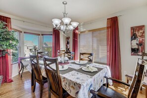 Dining - Desirable & Spacious. Mt Views, Grill, Deck, Fire Pit & Yard. Walk to Coffee!! (Colorado Springs)