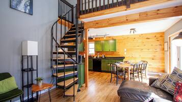 Een smart-tv, een open haard en een dvd-speler