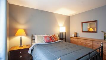 3 slaapkamers, een strijkplank/strijkijzer, gratis wifi, beddengoed