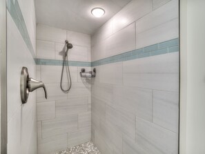 Een douche, een haardroger, handdoeken, zeep
