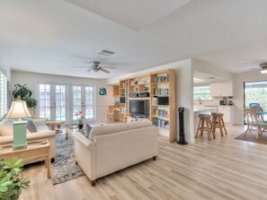 Fernseher, DVD-Player, Kinderspielzeug, Bücher